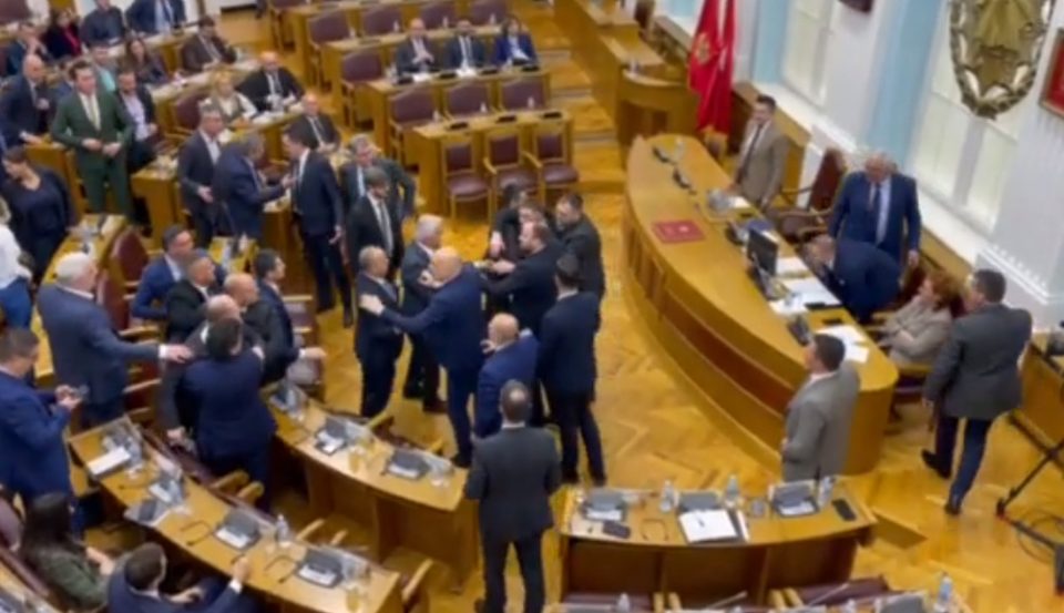 (ВИДЕО) Хаос во парламентот во Цетиње: Пратениците влегоа во вербален дуел