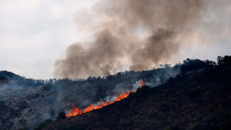 Со хеликоптер се гасне пожар на Шар Планина