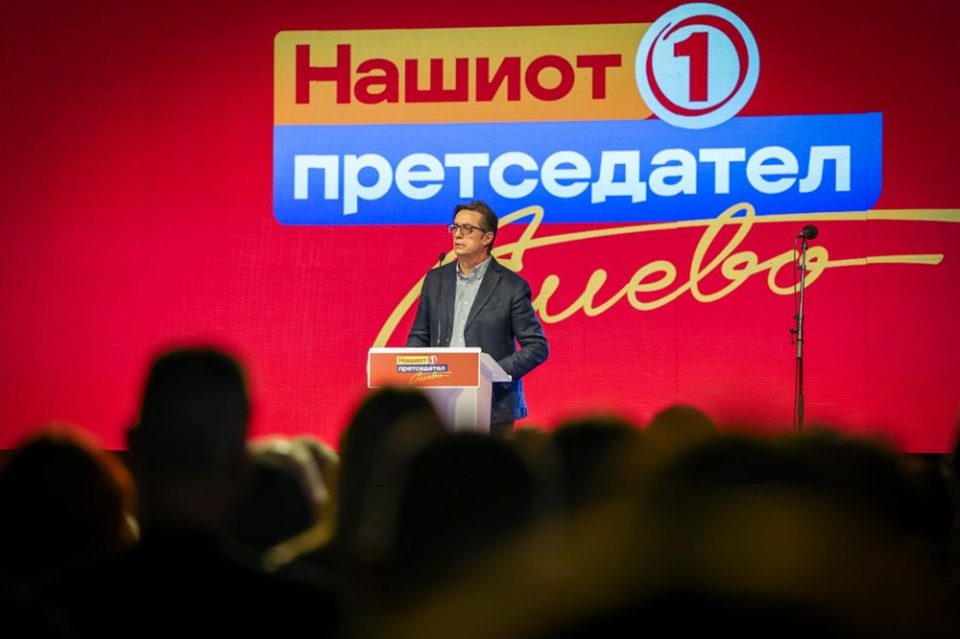 (ВИДЕО) Несекојдневна случка на митингот на СДСМ: Пендаровски ги повика сите граѓани да се качат на бината
