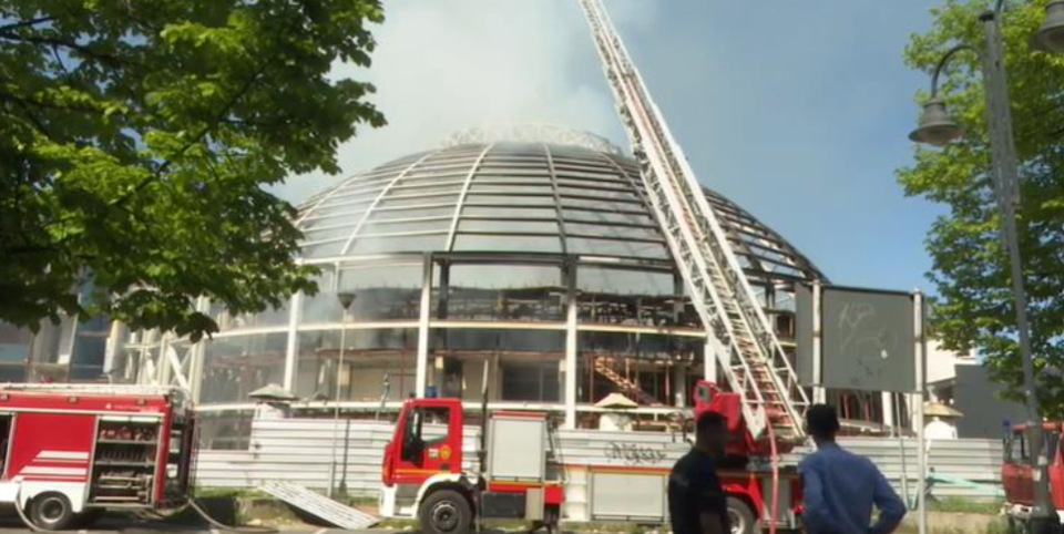 Локализиран пожарот во Универзална сала во Скопје