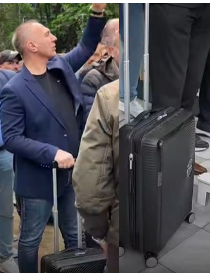 Симболична пресметка: Артан Груби достави куфер пред општина Чаир, бара оставки од албанската опозиција