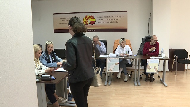 Започна гласањето за претседателските избори: Први гласаа членовите на ИО пред одење во странство