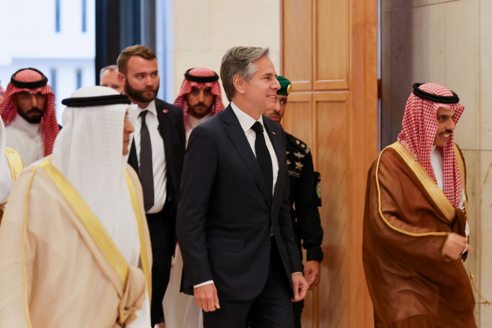 Блинкен пристигна во Саудиска Арабија: Се очекува да изврши притисок врз Нетанјаху