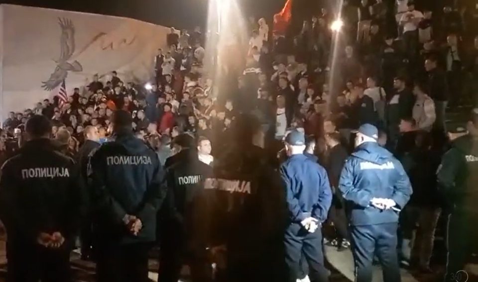 (ВИДЕО) Поддржувачи на ДУИ слават на плоштадот Скендербег, полиција го обезбедува штабот на ВЛЕН, а толпата извикува Артан Груби, а не Бујар Османи!