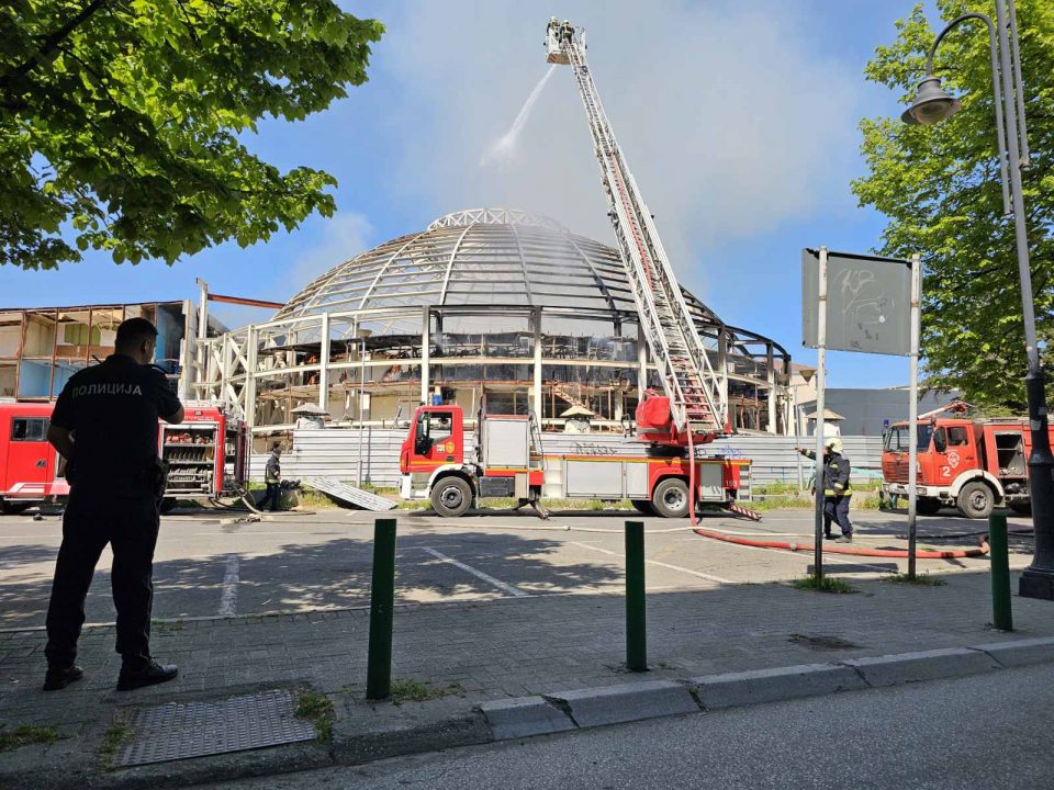 Две жени се пренесени на Токсикологија откако вдишале чад по пожарот во Универзална сала во Скопје