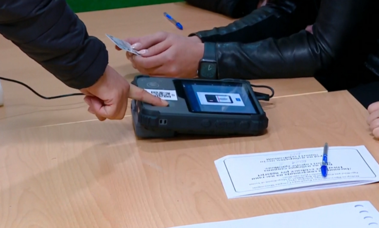 Идентификација на гласачките места се врши и со биометриски уреди за отпечатоци
