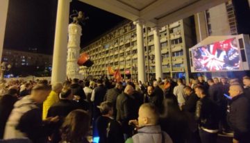Контрастни сцени: Славење пред штабот на ВМРО-ДПМНЕ, а пусто пред седиштето на СДСМ