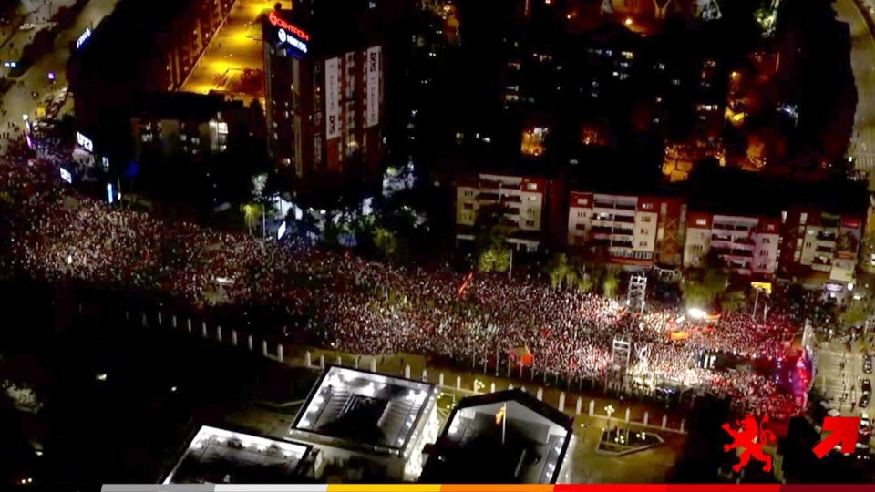 ГАЛЕРИЈА од големиот народен митинг на ВМРО-ДПМНЕ пред Влада