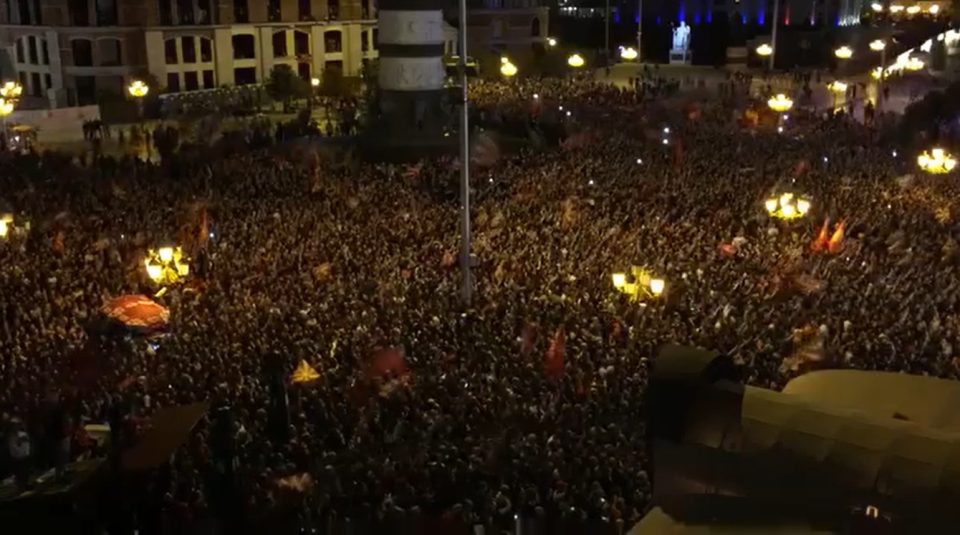 (ВИДЕО) Огромен народен собир на плоштадот во Скопје после изборниот спектакл што Силјановска и ВМРО-ДПМНЕ им го приредија на СДСМ и Пендаровски – ечи химната на Македонија!