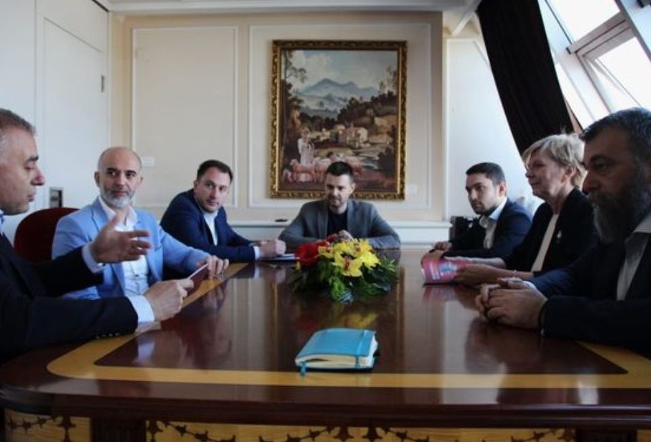 Претставници на ВМРО-ДПМНЕ се сретнаа со поранешни амбасадори и генерални конзули преставувајќи ја визијата преку платформата 1198, заложувајќи се интеграција во ЕУ како клучна стратегиска цел