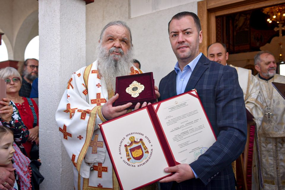 Градоначалникот Стефковски одликуван со Орден од МПЦ