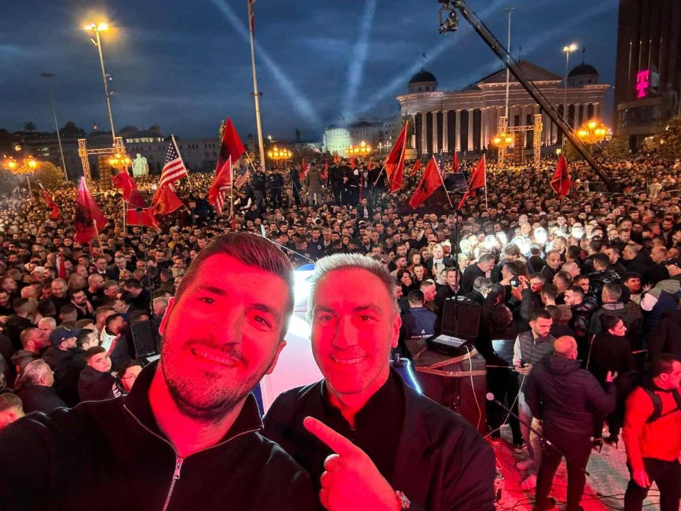 (ВИДЕО) Провокации, скандирање УЧК, веење само албански знамиња, закани кон Мицкоски: Еве како ДУИ направи митинг во Скопје