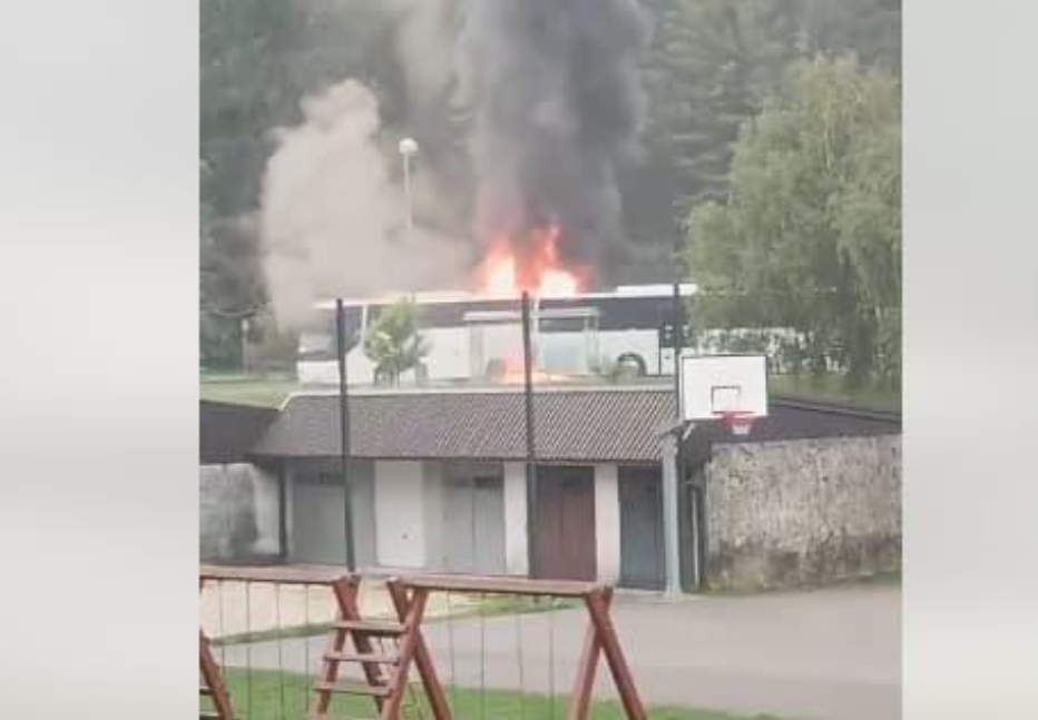 (ВИДЕО) Се запали автобус што превезувал деца на излет во Хрватска