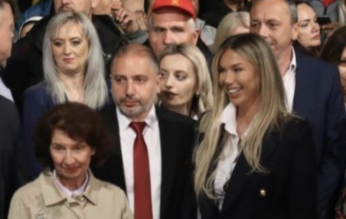 Аделина Тахири во првите редови на митингот на ВМРО-ДПМНЕ