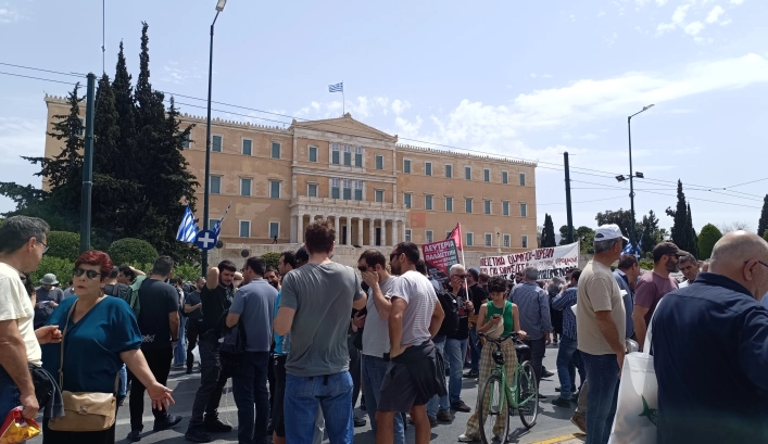 Атина блокирана: Првомајски штрајк и протести во Грција