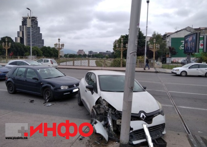 Автомобил се заби во метален столб: Страшна сообраќајка кај Веро Џамбо