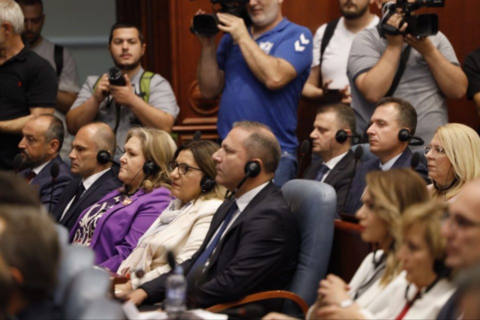 „Дечки, ај по дома, доста беше!“ им порача Кичевски на сопартијците пратеници од СДСМ