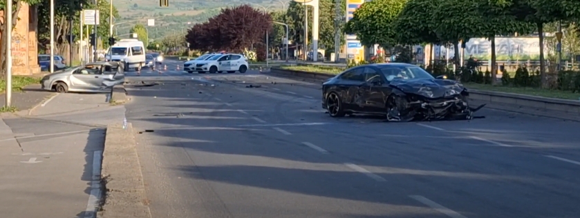 (ФОТО) Тројца повредени во тешка сообраќајка во Влае, автомобил преполовен