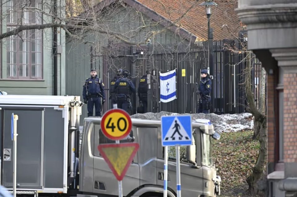 Пукање во Стокхолм: Затворена израелската амбасада