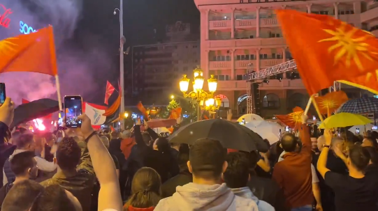 (ВИДЕО) ВМРО-ДПМНЕ победата ја слави на Плоштад Македонија