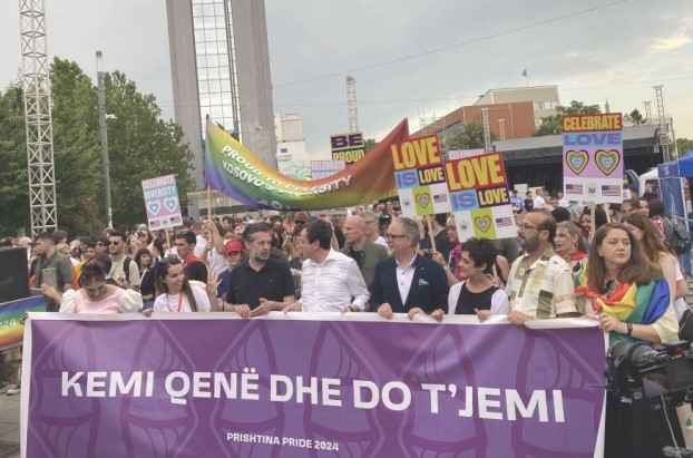 Премиерот на Косово во први редови: Албин Курти се приклучи на Парадата на гордоста, организирана од ЛГБТКЈУ+ заедницата