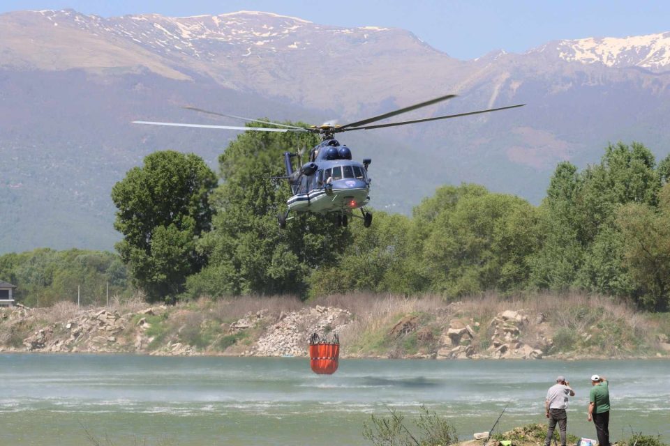 (ВИДЕО) Хеликоптер на МВР исфрли над 20 тони вода врз пожар во кичевско