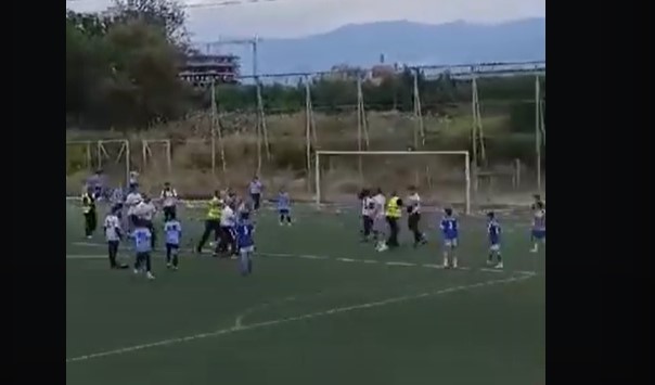 (ВИДЕО) Родители се тепаат на детски фудбалски натпревар