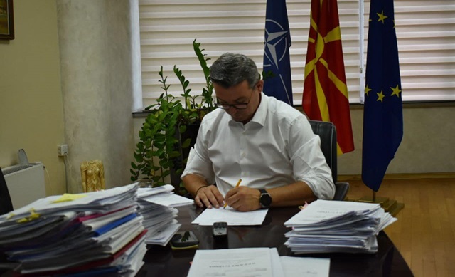Трипуновски ги потпиша сите заостанати договори и документи кои чекаа за потпис