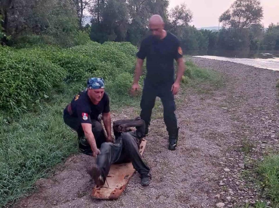 (ВИДЕО) Кумановски пожарникари со јажиња три часа извлекувале маж заглавен во длабока тиња и кал