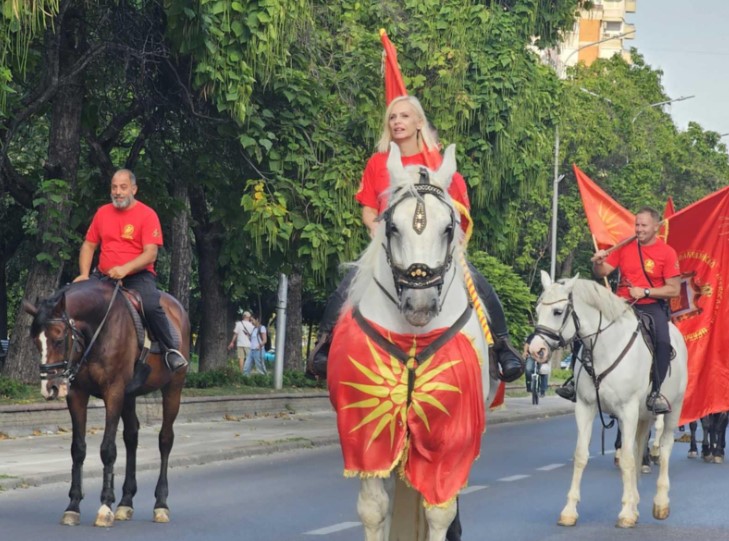 Со развеани знамиња, илинденската коњаница денеска од Ѓорче Петров тргна за Крушево