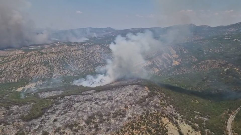 Од рано утрово најмасовно гаснење на пожарот кај Серта од воздух и земја