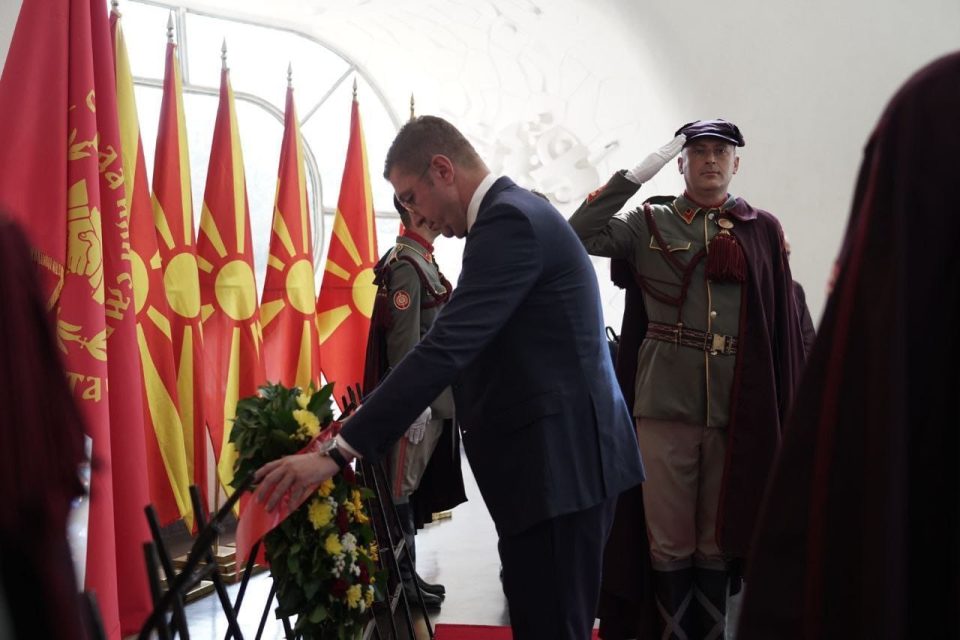 (ФОТОГАЛЕРИЈА) Започна славјето на Илинден во Крушево – Мицкоски се поклони пред хероите