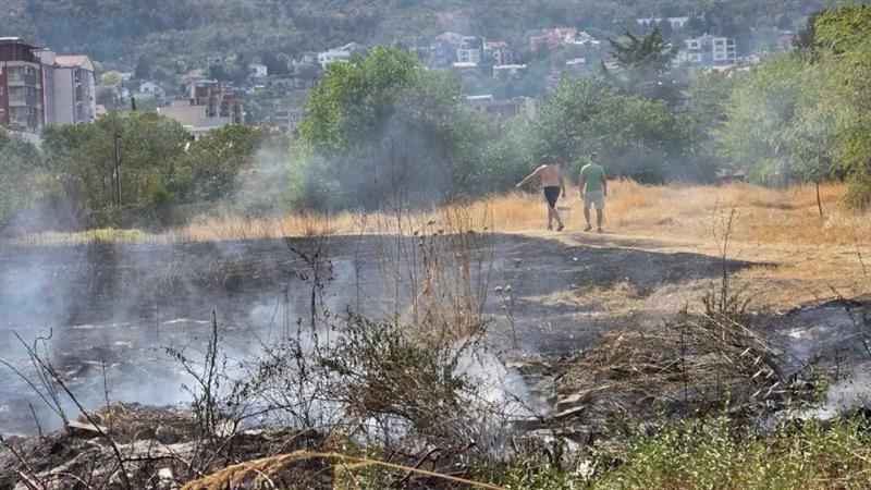 Два пожари во Скопје, гори кај железничка и на Качанички пат