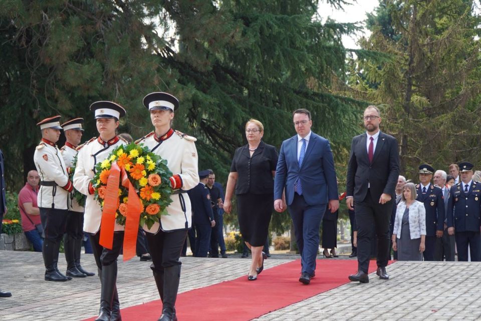 Министрите Николоски, Љутков и Јаневска положија цвеќе на вечните почивалишта на Киро Глигоров и Борис Трајковски по повод 8 Септември