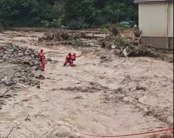 (ВИДЕО) Драматична снимка од спасување на човек опколен со вода во БиХ