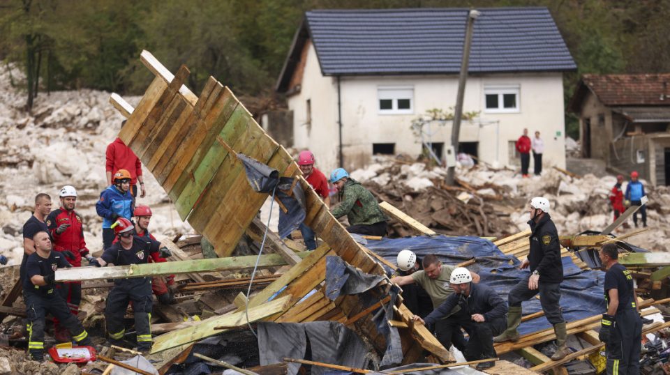 (ФОТОГАЛЕРИЈА) Ден по катастрофата во БиХ: Најмалку 20 жртви, се бараат исчезнатите лица