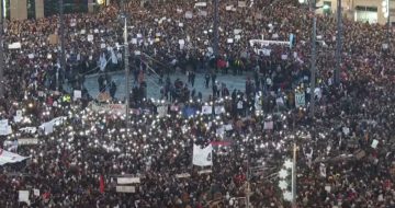 (ВИДЕО) Масовен протест во Белград: Илјадници бараат промени и одговорност - дали Вучиќ ќе падне или ќе издржи?