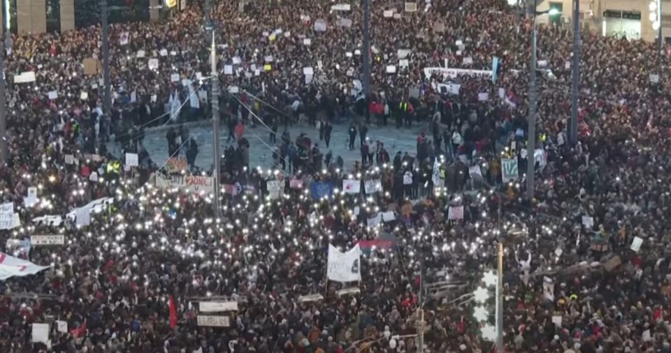 (ВИДЕО) Масовен протест во Белград: Илјадници бараат промени и одговорност – дали Вучиќ ќе падне?