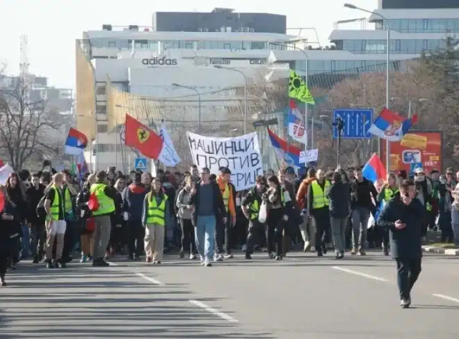 Зошто протестираат студентите?📢 Три месеци од несреќата на Железничката станица во Нови Сад
📢 Барање за целосна одговорност од надлежните
📢 Притисок врз властите со блокади и маршевиЗошто протестираат студенти во Србија?