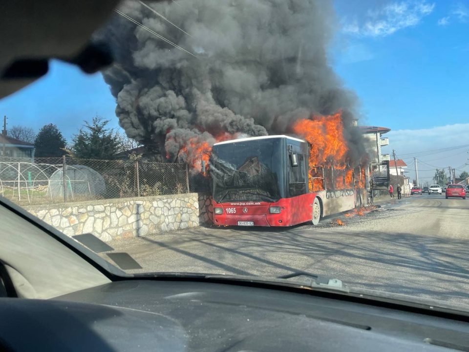 (ФОТО) СЕ ЗАПАЛИ АВТОБУС НА ЈСП ВО СОПИШТЕ