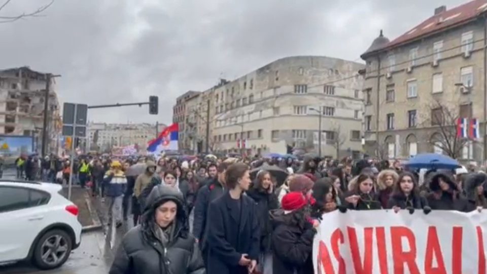 „Час во природа“: Средношколците и студентите во Србија заедно излегуваат на улица – ќе маршираат 15 километри