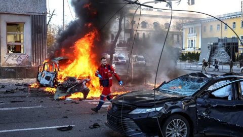 МОСКВА НЕ СЕ ВОЗДРЖУВА: Експлозии во Киев додека британскиот премиер имаше средба со Зеленски