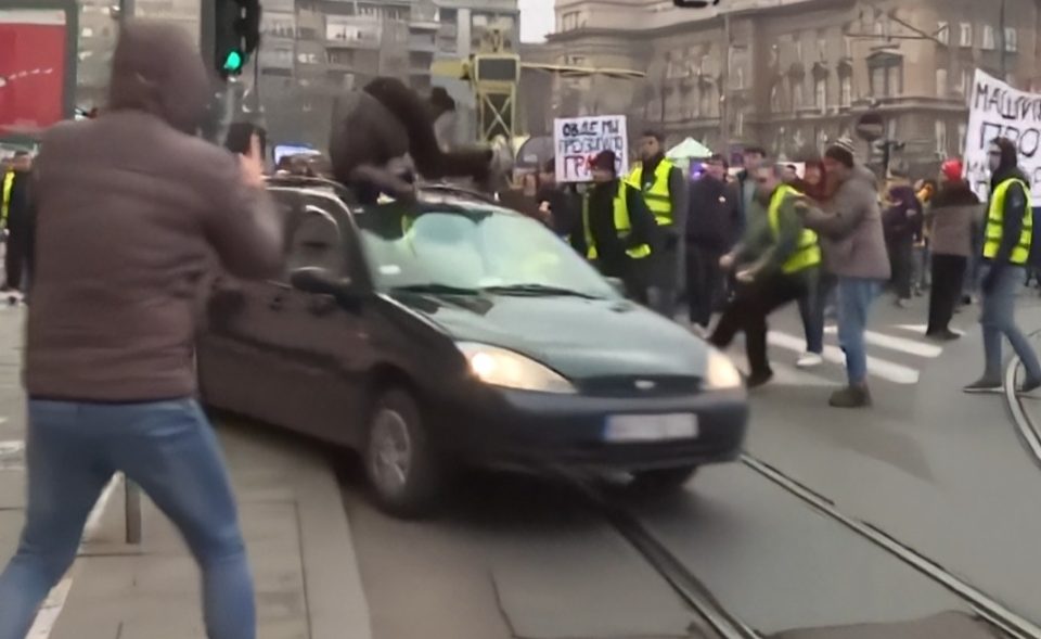 (ВИДЕО) ИНЦИДЕНТ ВО БЕЛГРАД ЗА ВРЕМЕ НА ПРОТЕСТ: Автомобил удри во студентка – уапсениот возач бил со дебело криминално досие