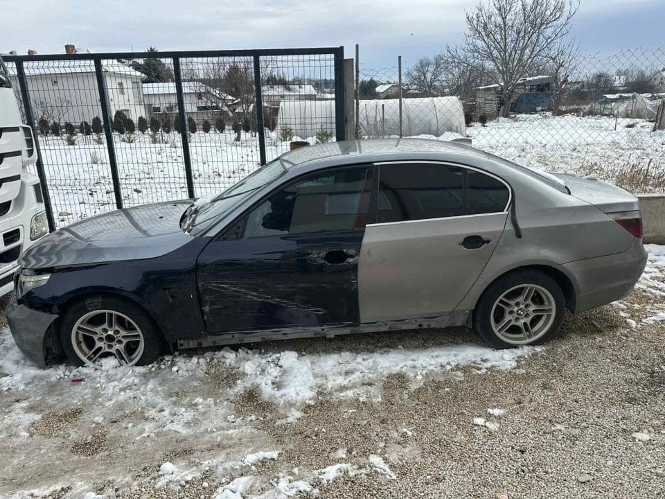 (ФОТО) Еве како изгледа руинираното БМВ од министерството на Груби