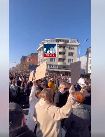 ВИДЕО) Редакцијата на Радио Лидер на терен: Граѓаните излегоа на мирен протест за прегазената Фросина