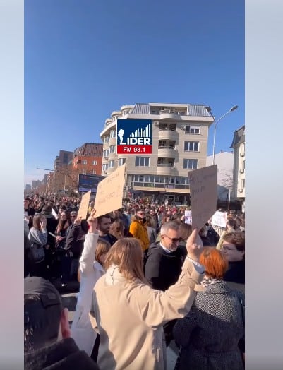 (ВИДЕО) Редакцијата на Радио Лидер на терен: Граѓаните излегоа на мирен протест за прегазената Фросина