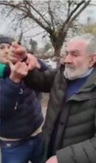 (ВИДЕО) ПОСТАР МАЖ ИЗВАДИ НОЖ: Напад на студент за време на блокадите пред Медицинскиот факултет во Нови Сад