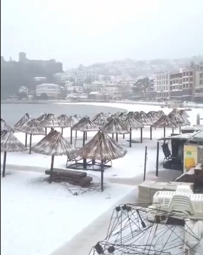 (ВИДЕО) НЕОЧУВАНИ СЦЕНИ ОД НЕВРЕМЕ ВО ЦРНА ГОРА: Силен ветер и снег ги зафатија Подгорица и приморјето