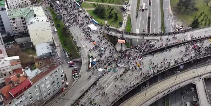 (ВИДЕО) Белградските студенти во марш кон Нови Сад – поддршка за протестите