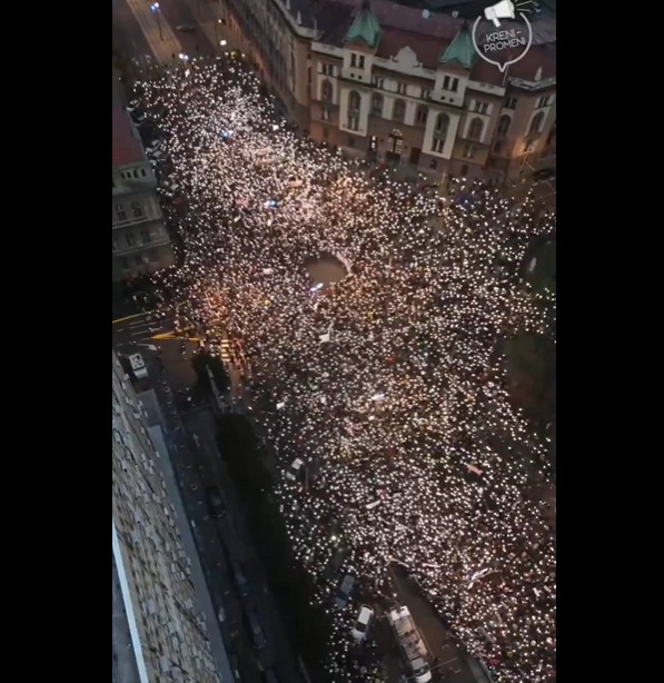 (ВИДЕО) ОГРОМЕН ПРОТЕСТ ВО СРБИЈА: Граѓани, наставници, ученици и студенти бараат подобрување на образованието